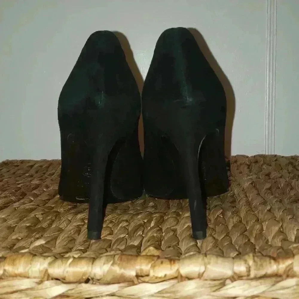 Stuart Weitzman Suede Scalloped Edge Heels - Picture 3 of 11